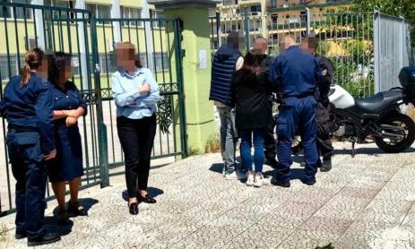 Πάτρα: Γονέας μπούκαρε σε σχολείο και άρχισε να απειλεί καθηγητές – Τον απομάκρυνε η αστυνομία