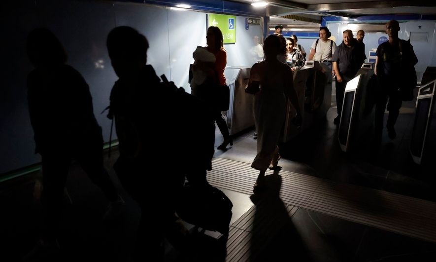 Μπλακ άουτ στην Ισπανία: Τι είναι η «επαγόμενη ατμοσφαιρική δόνηση» – Η απάντηση Κολυδά