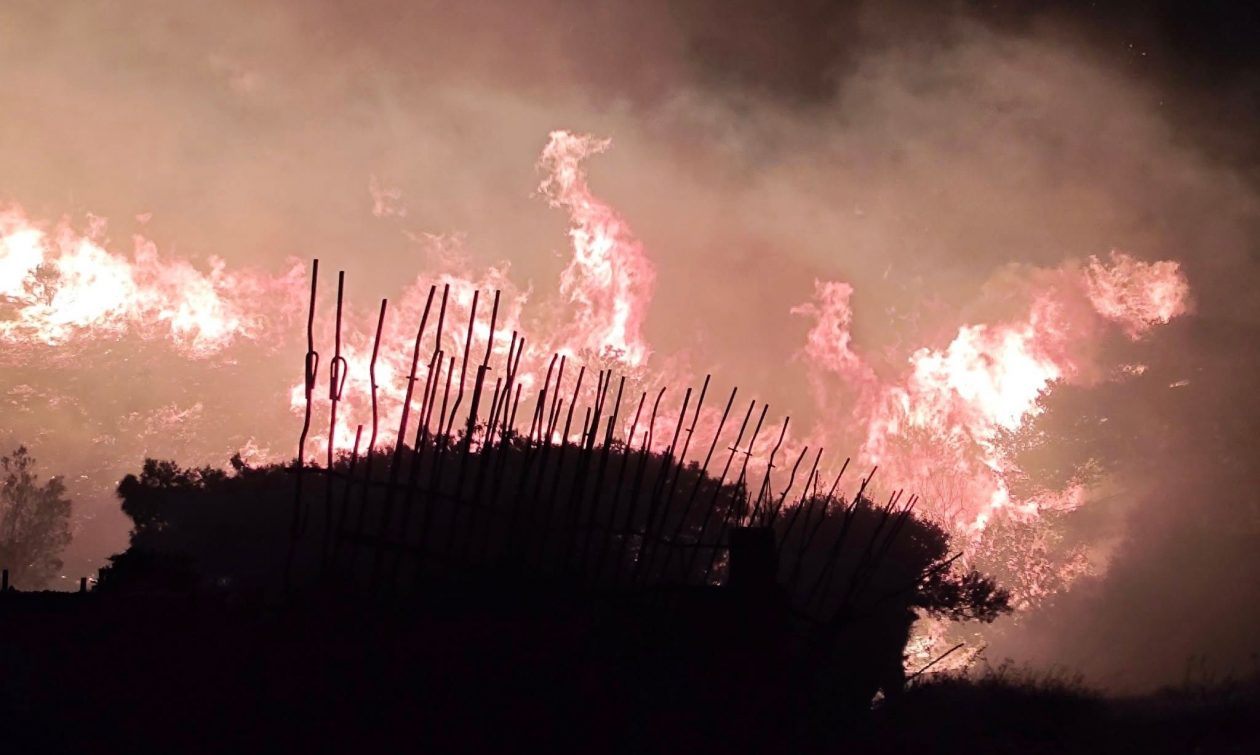 Φωτιά στην Κερατέα: Στην περιοχή Διψέλιδα Λαυρεωτικής το μέτωπο της πυρκαγιάς