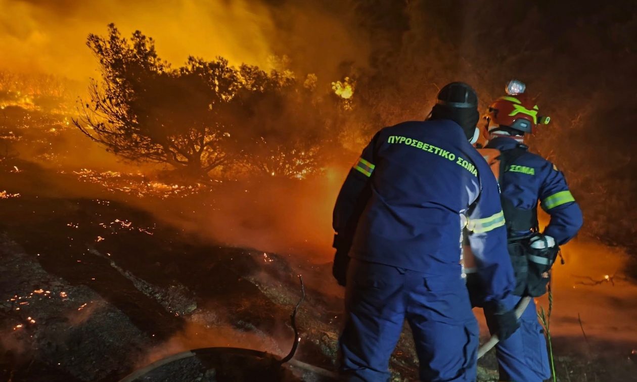 Φωτιά στην Κερατέα: Βελτιωμένη η εικόνα της πυρκαγιάς – «Μάχη» με τις διάσπαρτες εστίες