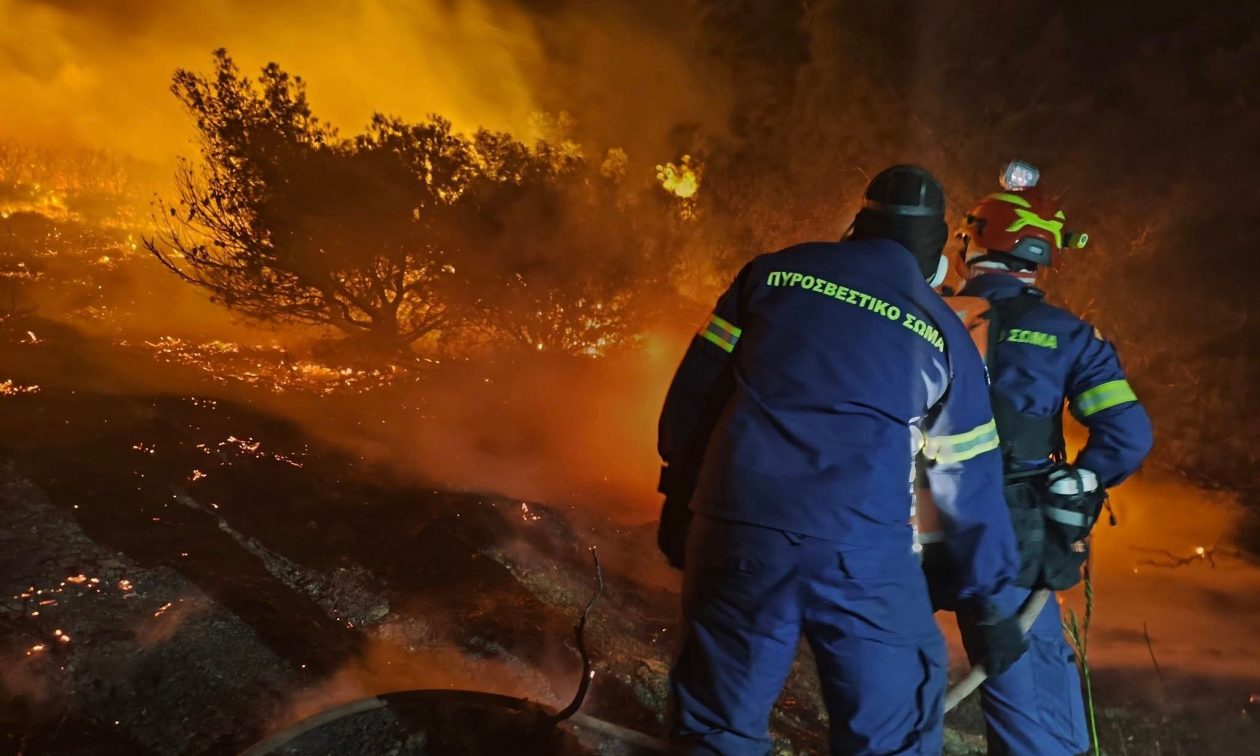 Υπό μερικό έλεγχο η πυρκαγιά στην Κερατέα – Οκτώ κάτοικοι μεταφέρθηκαν σε ασφαλές σημείο