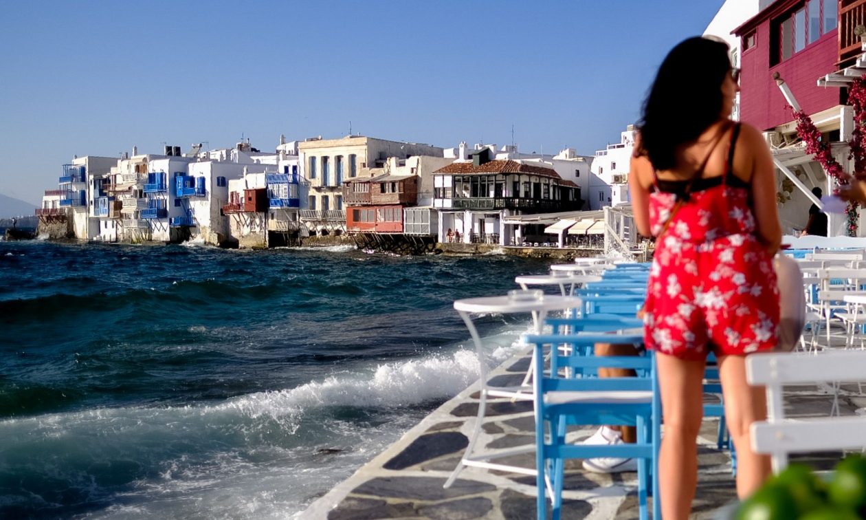 Μύκονος: Τουρίστες από τον Απρίλιο – Τα «καυτά» μπικίνι στην παραλία της Μικρής Βενετία