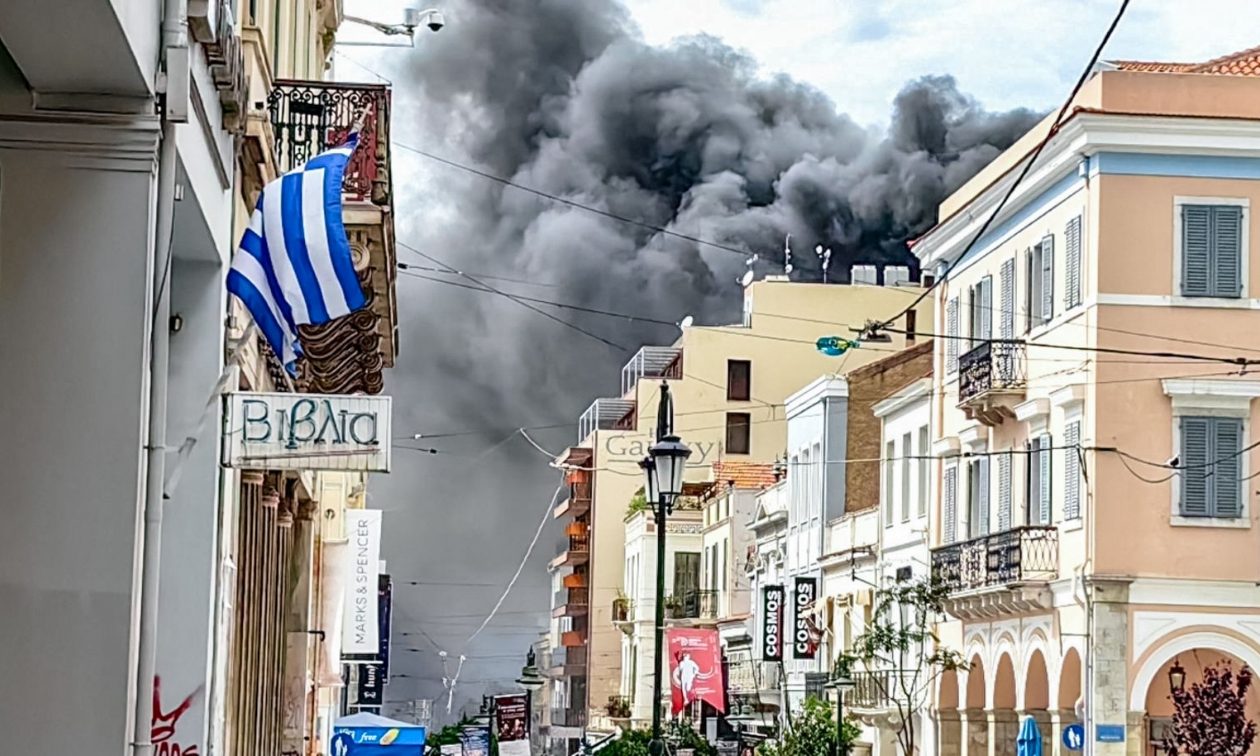 Πάτρα: Υπό έλεγχο η φωτιά σε κατάστημα στο κέντρο της πόλης – Εκκενώθηκε ξενοδοχείο