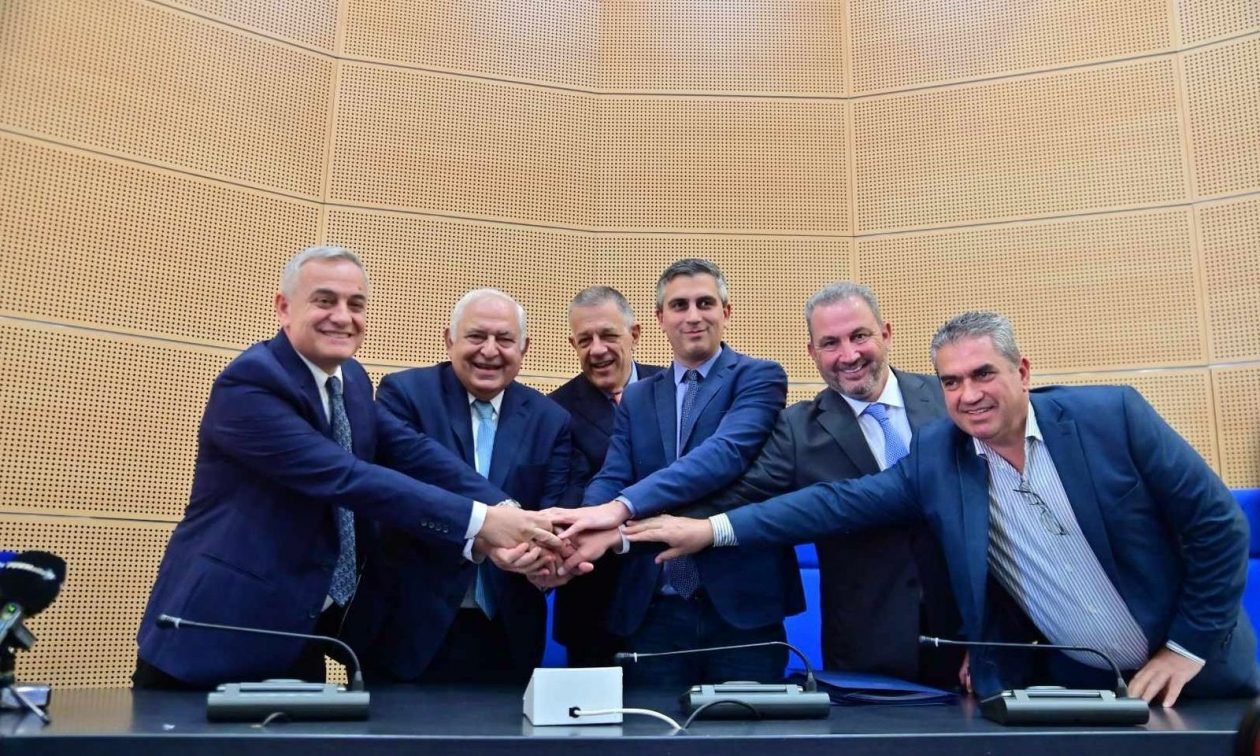 Υπεγράφησαν οι συμβάσεις για τα έργα αποκατάστασης των ζημιών από τις θεομηνίες Daniel και Elias