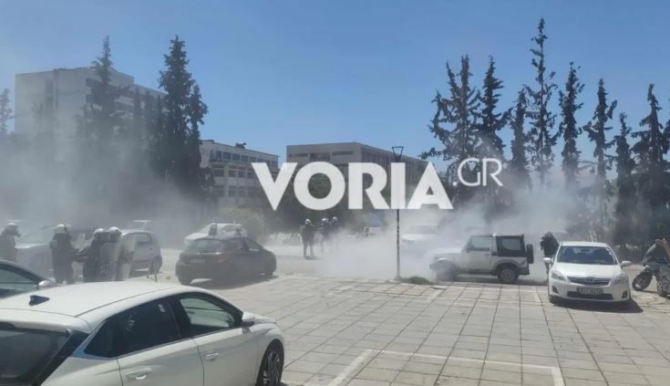 ΑΠΘ: Επιχείρηση της ΕΛΑΣ μετά την ανακατάληψη στο Στέκι Φυσικού – Βίντεο από την εκκένωση του χώρου