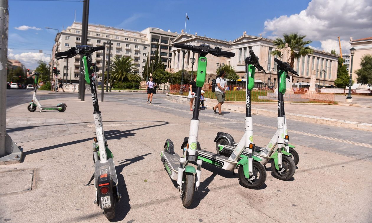 Ο Δήμος Αθηναίων εξετάζει όρους απαγόρευσης των πατινιών σε δρόμους της πόλης