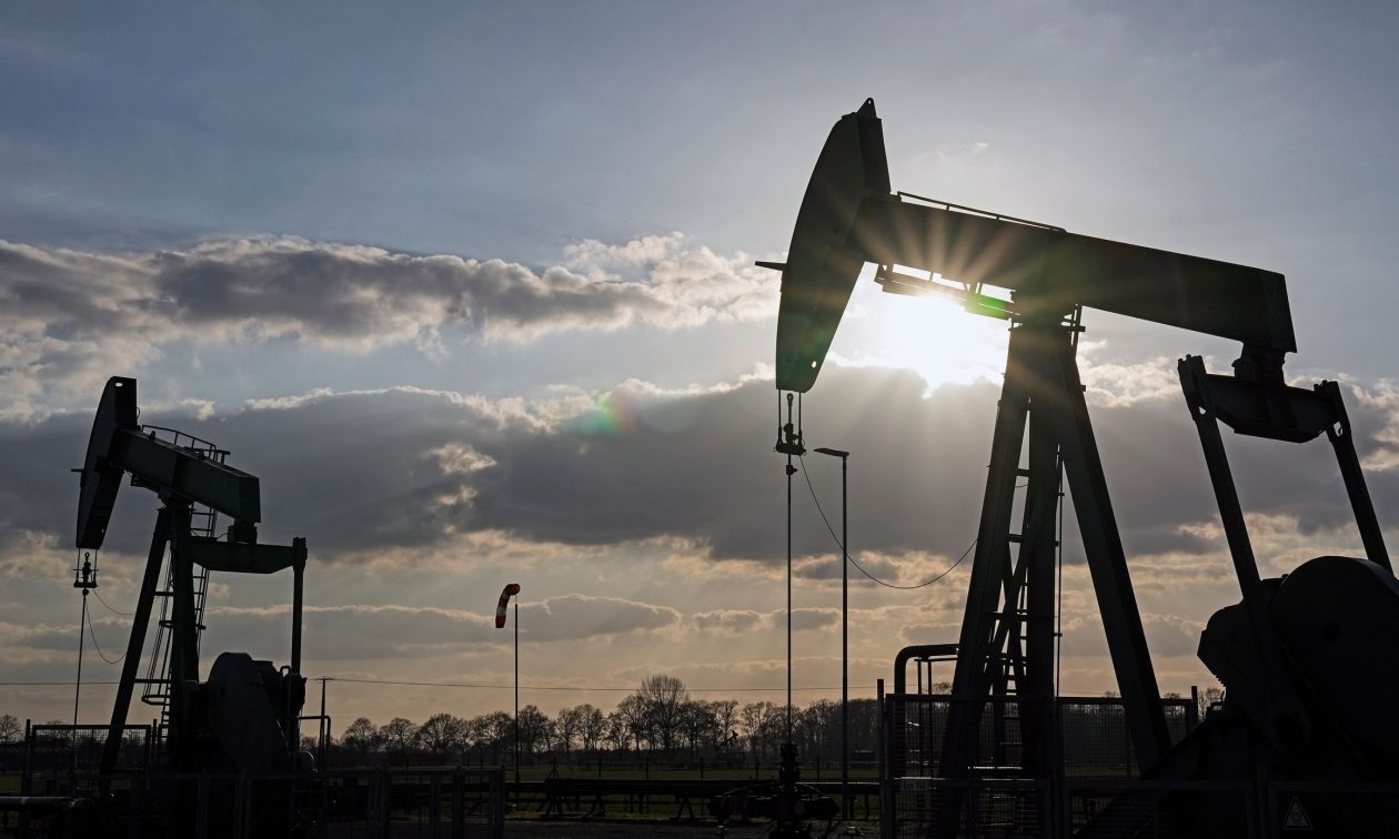 Η τιμή του αργού πετρελαίου Brent υποχώρησε στα 60 δολάρια το βαρέλι για δεύτερη φορά σε έναν μήνα