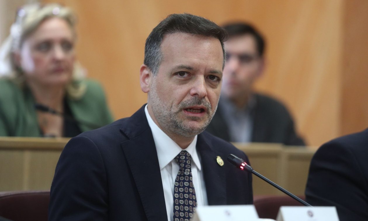 Ο Δούκας, τα πατίνια και το… φλεγόμενο απορριμματοφόρο