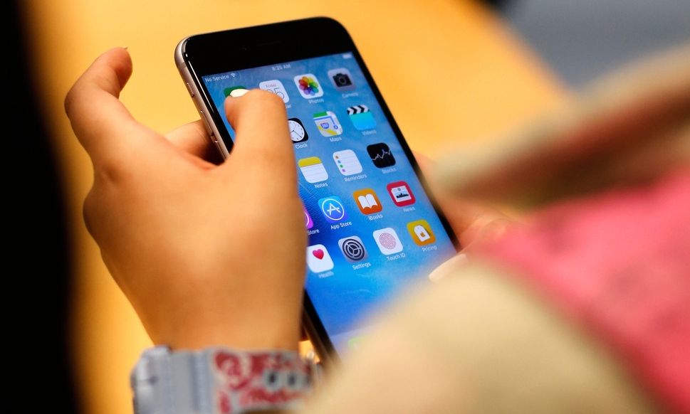 Apple: Tα iPhone με προορισμό τις ΗΠΑ δεν κατασκευάζονται πλέον στην Κίνα