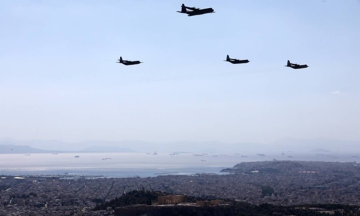 Διελεύσεις αεροσκαφών πάνω από την Αττική – Τι ώρα