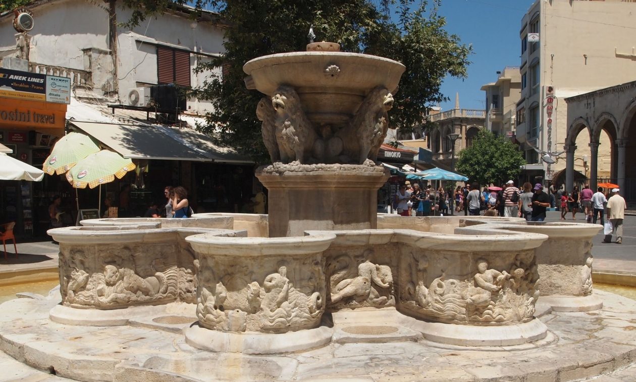Ηράκλειο: Πολωνή σε κατάσταση αμόκ προκάλεσε φθορές σε σταθμευμένα οχήματα