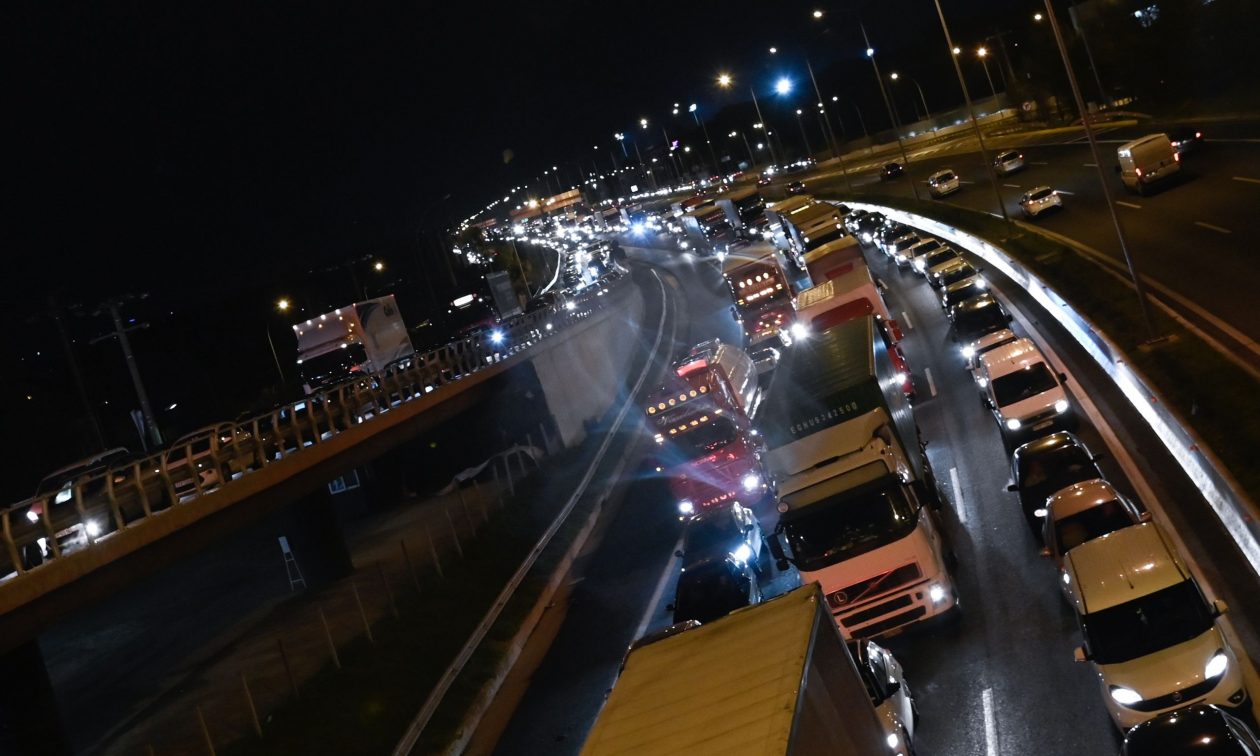 Κίνηση στους δρόμους: Μεγάλες καθυστερήσεις σε Αττική οδό και Εθνική Αθηνών-Λαμίας