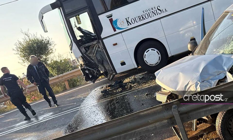 Ηράκλειο: Τουριστικό λεωφορείο συγκρούστηκε με αυτοκίνητο