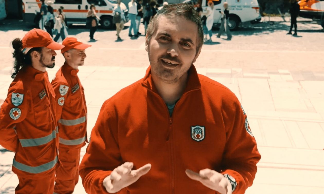 ΕΕΣ: Ο Μιχάλης Χατζηγιάννης συνεργάζονται για τον εορτασμό της Παγκόσμιας Ημέρας Ερυθρού Σταυρού