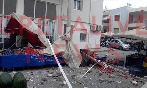 Απίστευτο περιστατικό στο Ηράκλειο: Μπαλκόνι έπεσε πάνω σε πάγκο λαϊκής αγοράς