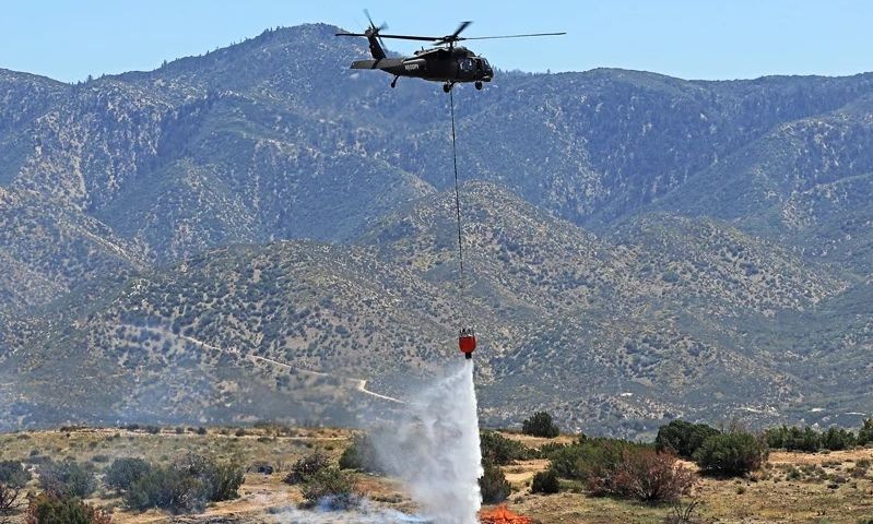 Τα ελικόπτερα Black Hawk ρίχνονται στη μάχη με τις πυρκαγιές