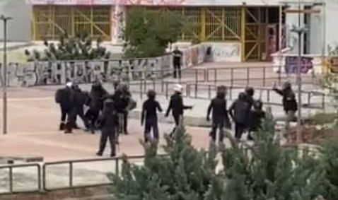 Επεισόδια στην Πολυτεχνειούπολη: Νέο βίντεο ντοκουμέντο από την επίθεση των κουκουλοφόρων