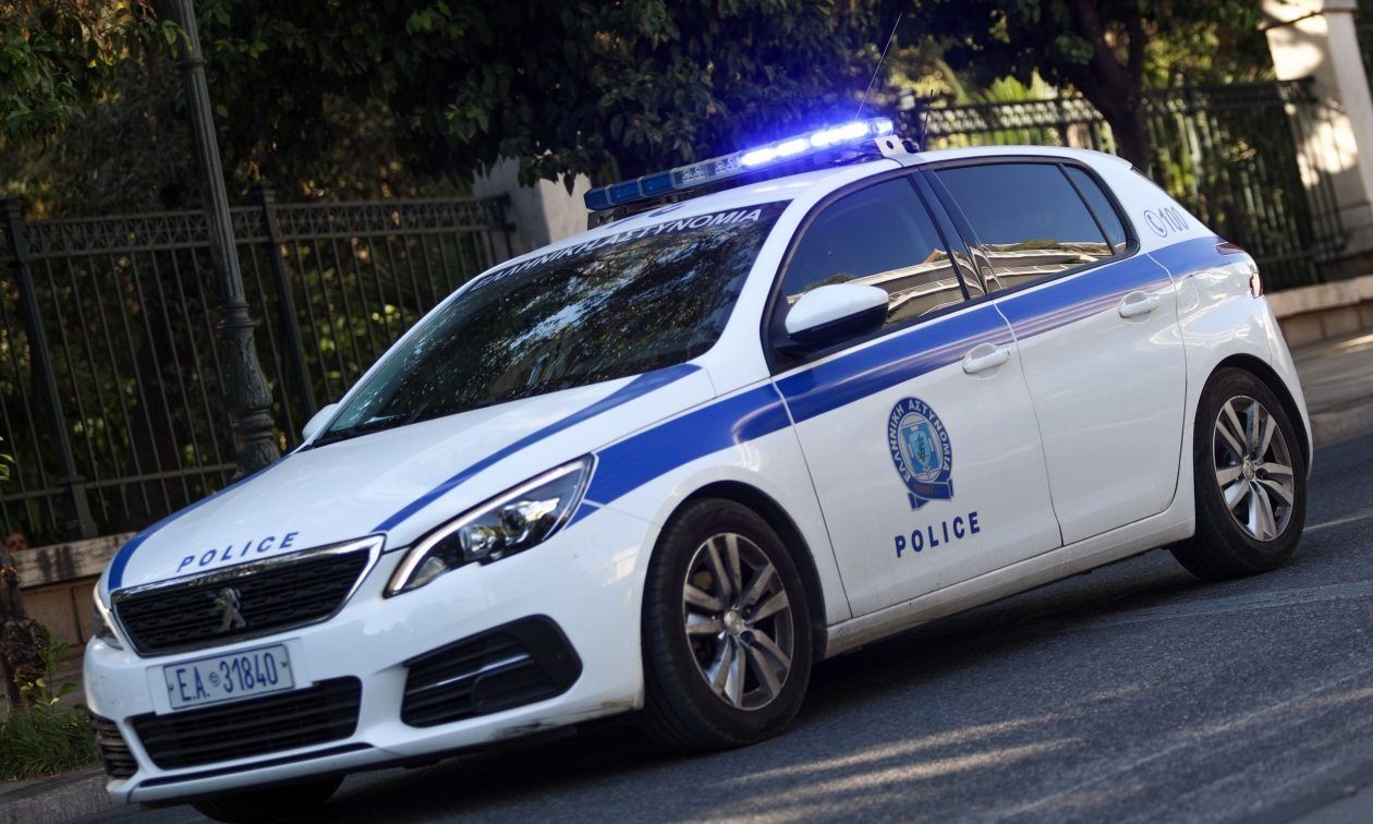 Εφοδος της Αστυνομίας σε κτηματολογικά γραφεία της Αττικής – Εννέα συλλήψεις