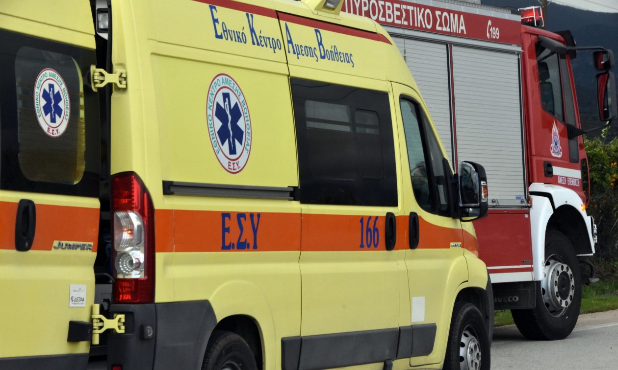 Τροχαίο σε χωριό έξω από τη Λάρισα: Άνδρας προσέκρουσε σε σταθμευμένα οχήματα και τραυματίστηκε