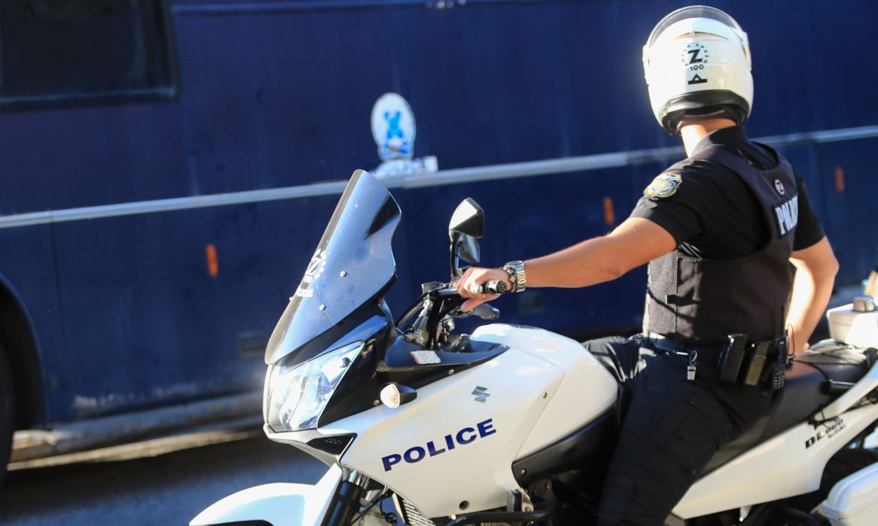 Πάτρα: Αστυνομικοί έσωσαν γυναίκα που ήταν έτοιμη να πηδήξει στο κενό από τον πέμπτο όροφο