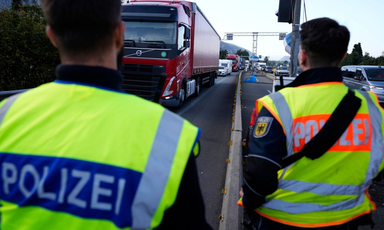 Πολωνία: Επίθεση με τσεκούρι στο πανεπιστήμιο της Βαρσοβίας	– Μια νεκρή, χειροπέδες στον δράστη