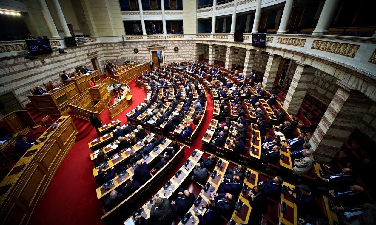 Βουλή: Υπερψηφίστηκε το νομοσχέδιο για τα στρατιωτικά νοσοκομεία