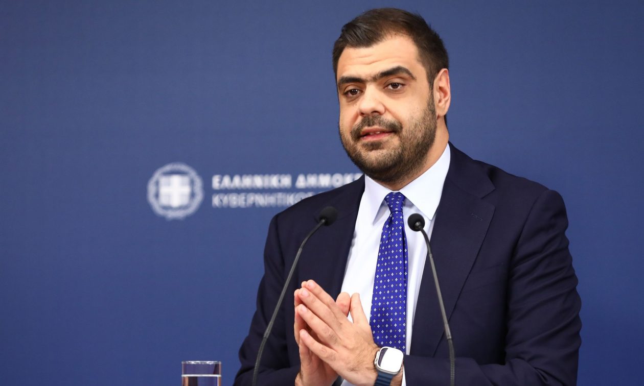 Η ενημέρωση των πολιτικών συντακτών από τον Παύλο Μαρινάκη – LIVE