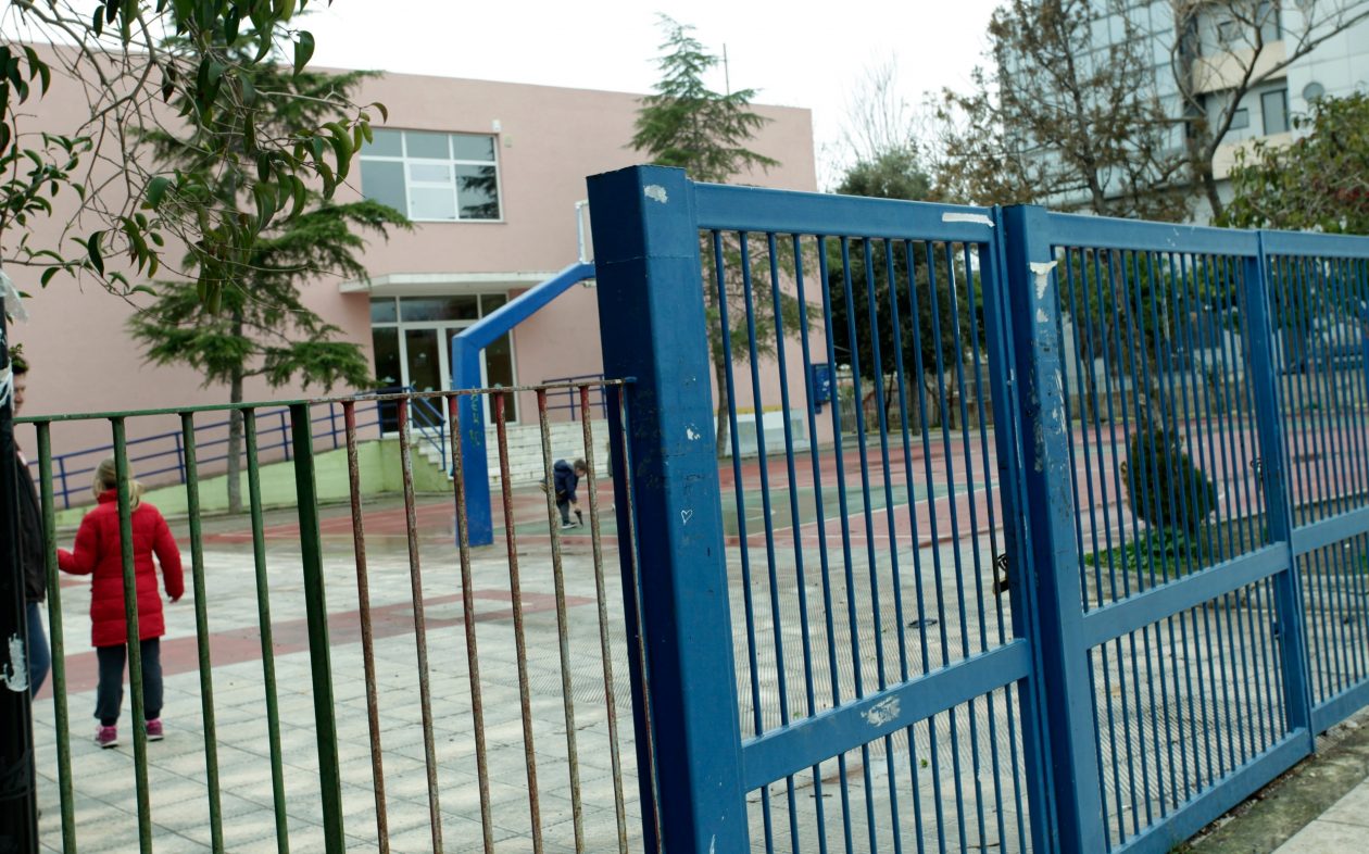 Ηράκλειο: Πέταξαν δυναμιτάκι σε σχολείο – Τραυματίστηκαν τρεις μαθήτριες