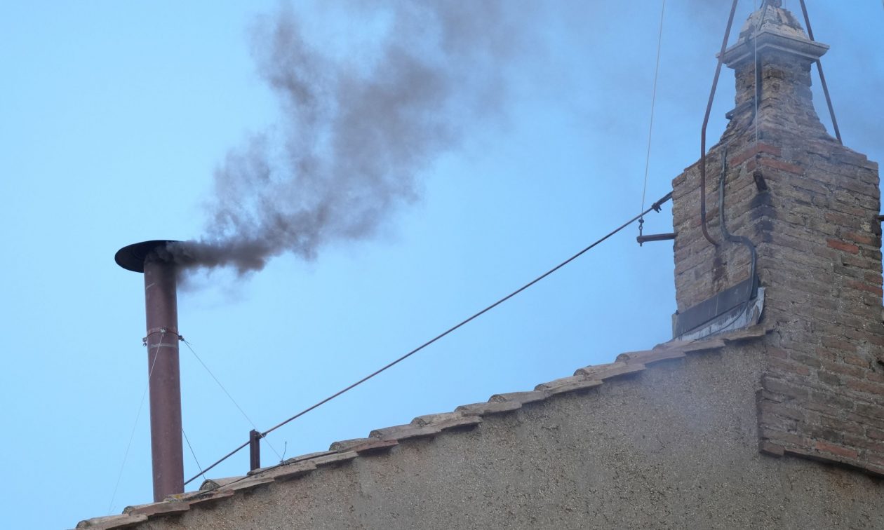 Λευκός καπνός για νέο Πάπα – Τι δείχνει η Ιστορία για τη διάρκεια του Κονκλαβίου