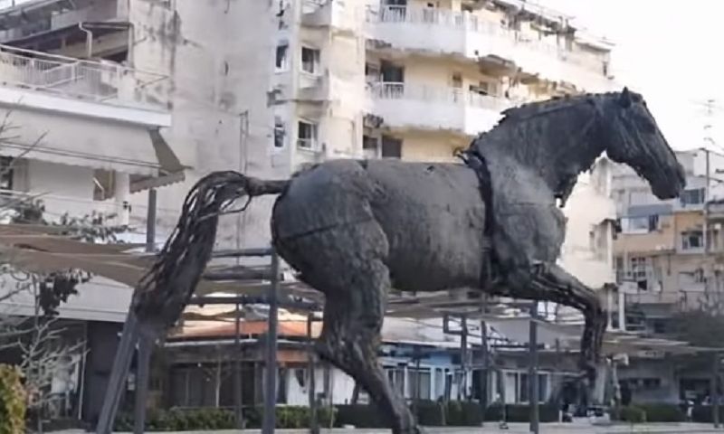 «Σούζα τ’ αλογάκι»: Το μπρούτζινο άλογο της Λάρισας «ζωντάνευσε» και καλπάζει!