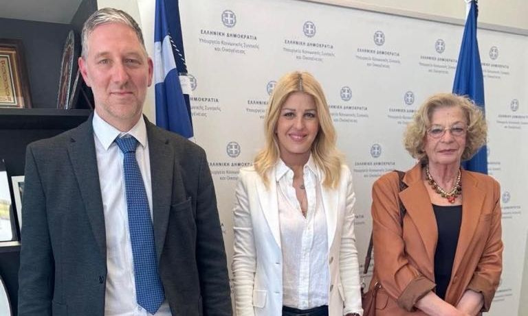 «Ενεργοί Μπαμπάδες για τα Δικαιώματα των Παιδιών»: Συνάντηση με την Έλενα Ράπτη – Τι συζήτησαν