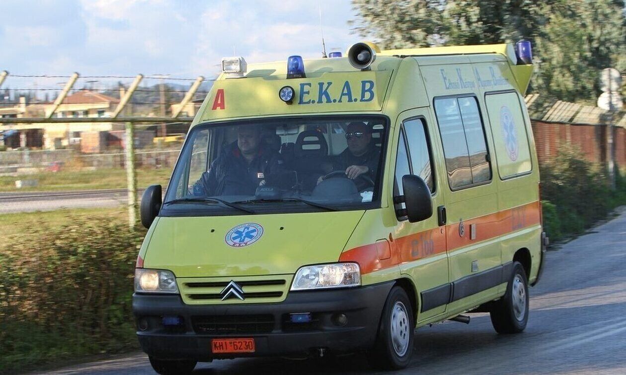 Σοβαρό τροχαίο με τραυματίες στη Θεσσαλονίκη: Αυτοκίνητο καρφώθηκε σε κολόνα