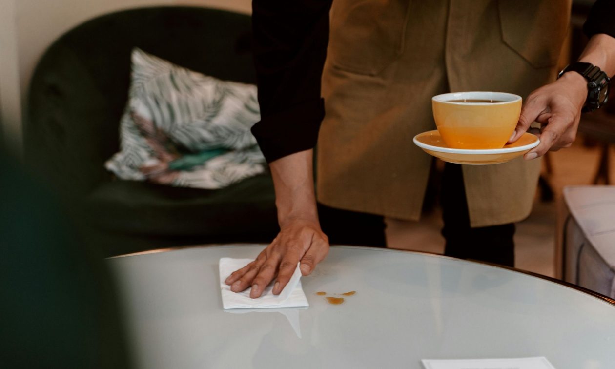 Τι σημαίνει όταν κάποιος δεν αφήνει tips στον σερβιτόρο – Ψυχολόγοι εξηγούν