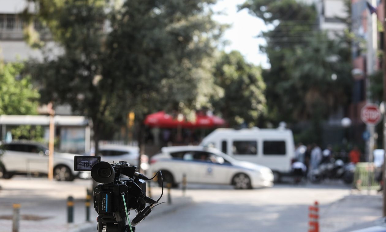 Μαρούσι: Πέντε συλλήψεις για ναρκωτικά – Οι νεαροί κρατούσαν σιδερογροθιά και κροτίδα