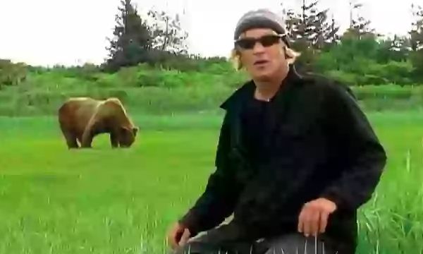 Το ανατριχιαστικό πλάνο του «Grizzly Man» που είδε μόνο ένας – Τον τρώει ζωντανό αρκούδα