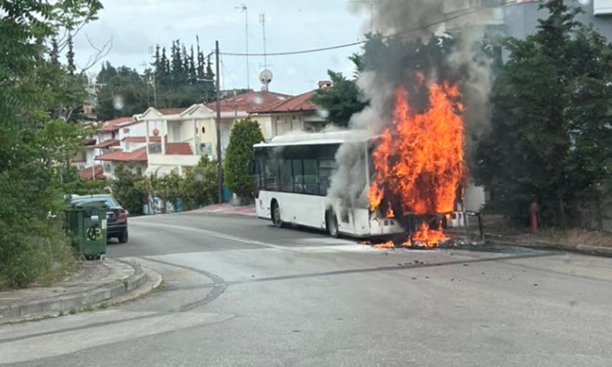 Θεσσαλονίκη: Φωτιά σε εν κινήσει λεωφορείο στο Πανόραμα – Επί ποδός η Πυροσβεστική