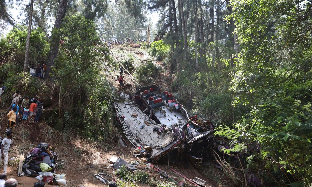 Τραγωδία στη Σρι Λάνκα: 21 νεκροί όταν λεωφορείο έπεσε σε χαράδρα