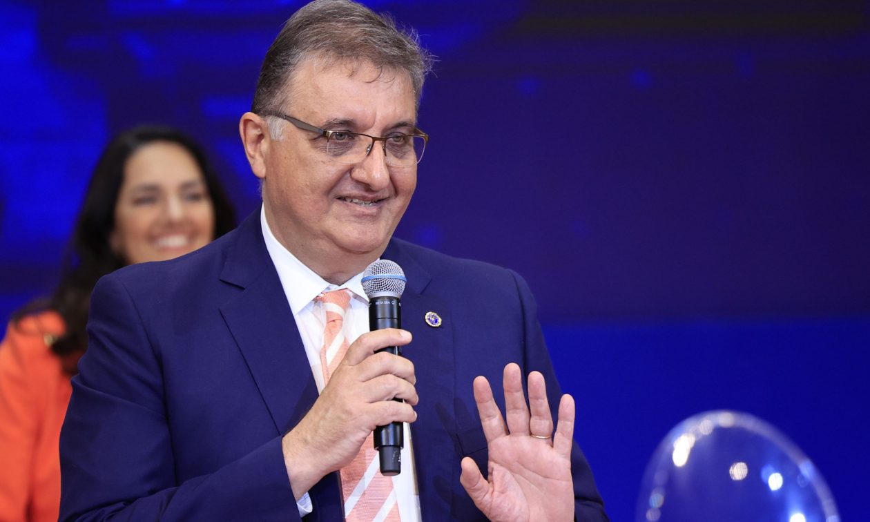 Στικάκια με καταγγελίες που «καίνε» τον Εξαδάκτυλο έφτασαν στον Γεωργιάδη