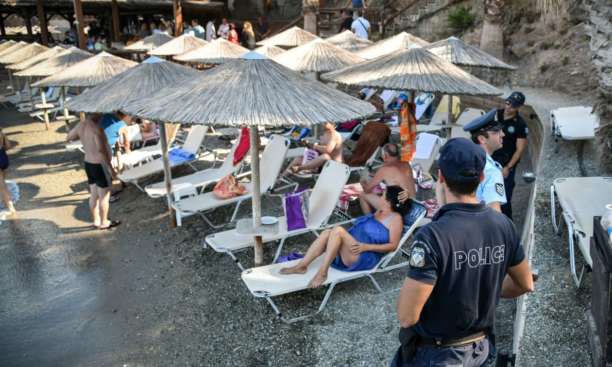 Ανάβυσσος: Χειροπέδες σε υπεύθυνους καταστημάτων – Είχαν κάνει την παραλία open bar