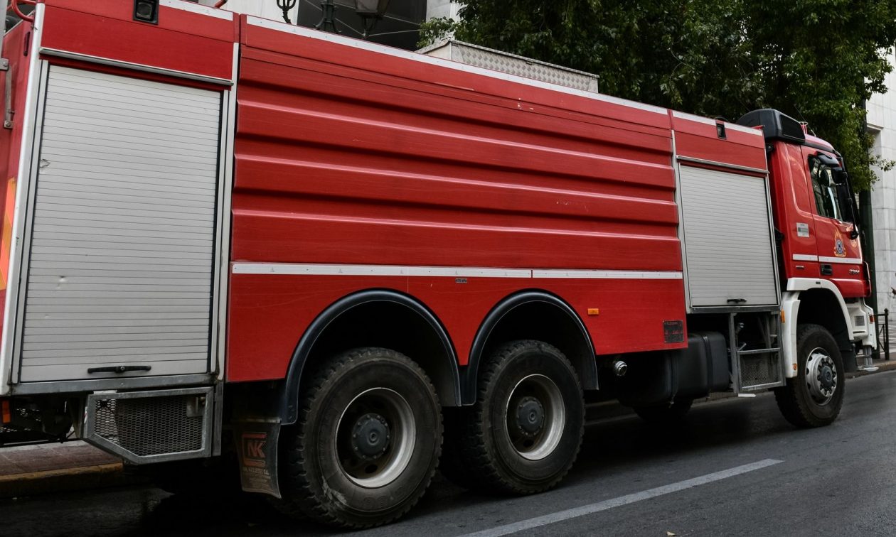 Φωτιά σε αυτοκίνητο έξω από το Χίλτον – Επί τόπου Πυροσβεστική