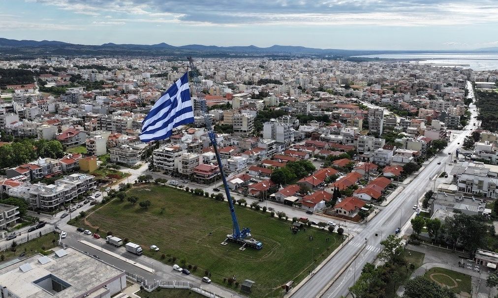 Η μεγαλύτερη ελληνική σημαία υψώνεται ξανά στην Αλεξανδρούπολη