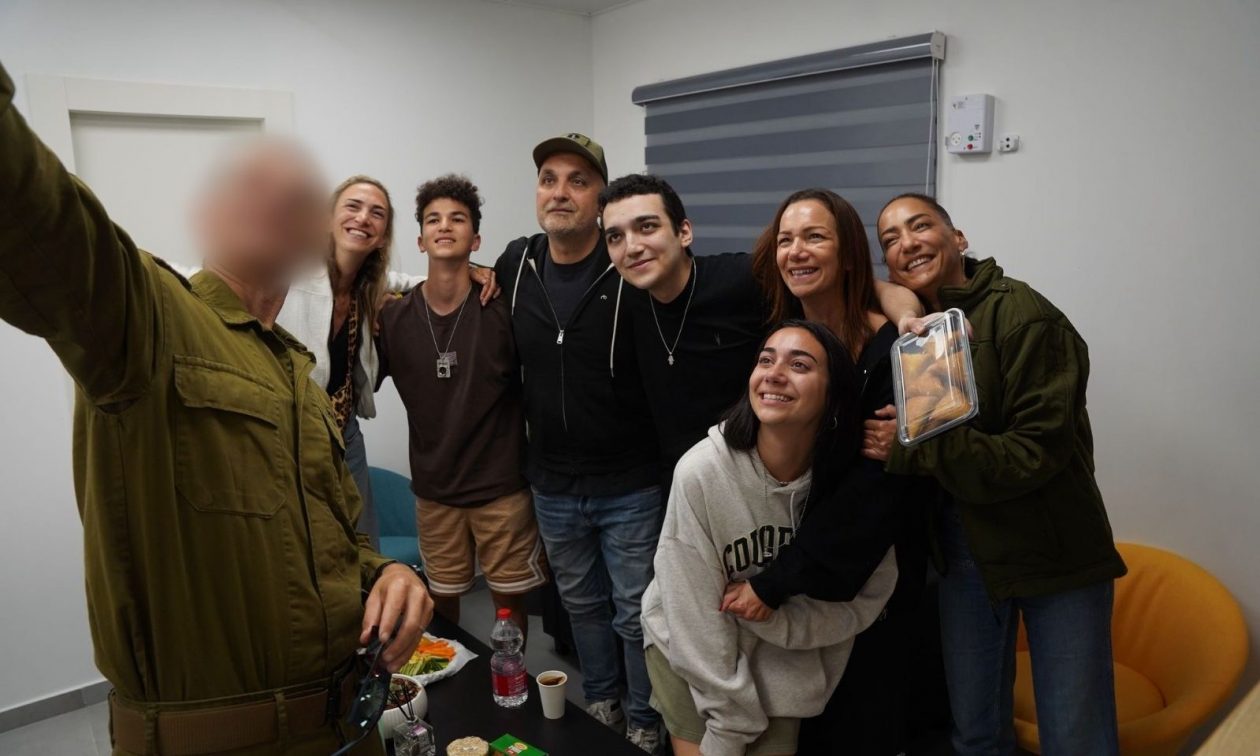 Ισραήλ: Στην αγκαλιά της οικογένειάς του ο Αμερικανοϊσραηλινός όμηρος που απελευθέρωσε η Χαμάς