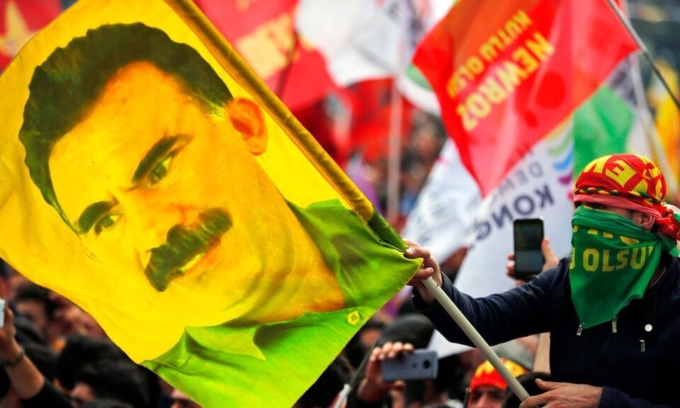 Η πρώτη αντίδραση Οτσαλάν για τη διάλυση του PKK – Τι ζητά το φιλοκουρδικό κόμμα DEM