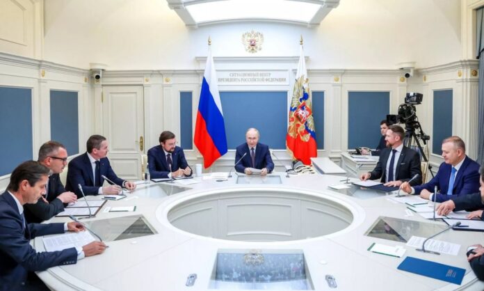 1649103-75c9a404-putinbussines.jpg