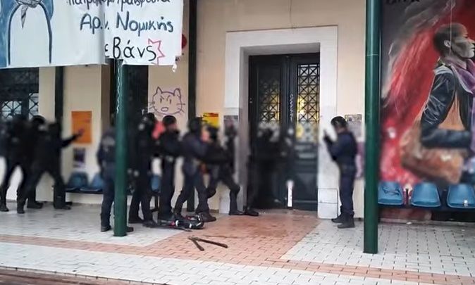 Προθεσμία για τη Δευτέρα και οι έξι κατηγορούμενοι από τη Νομική