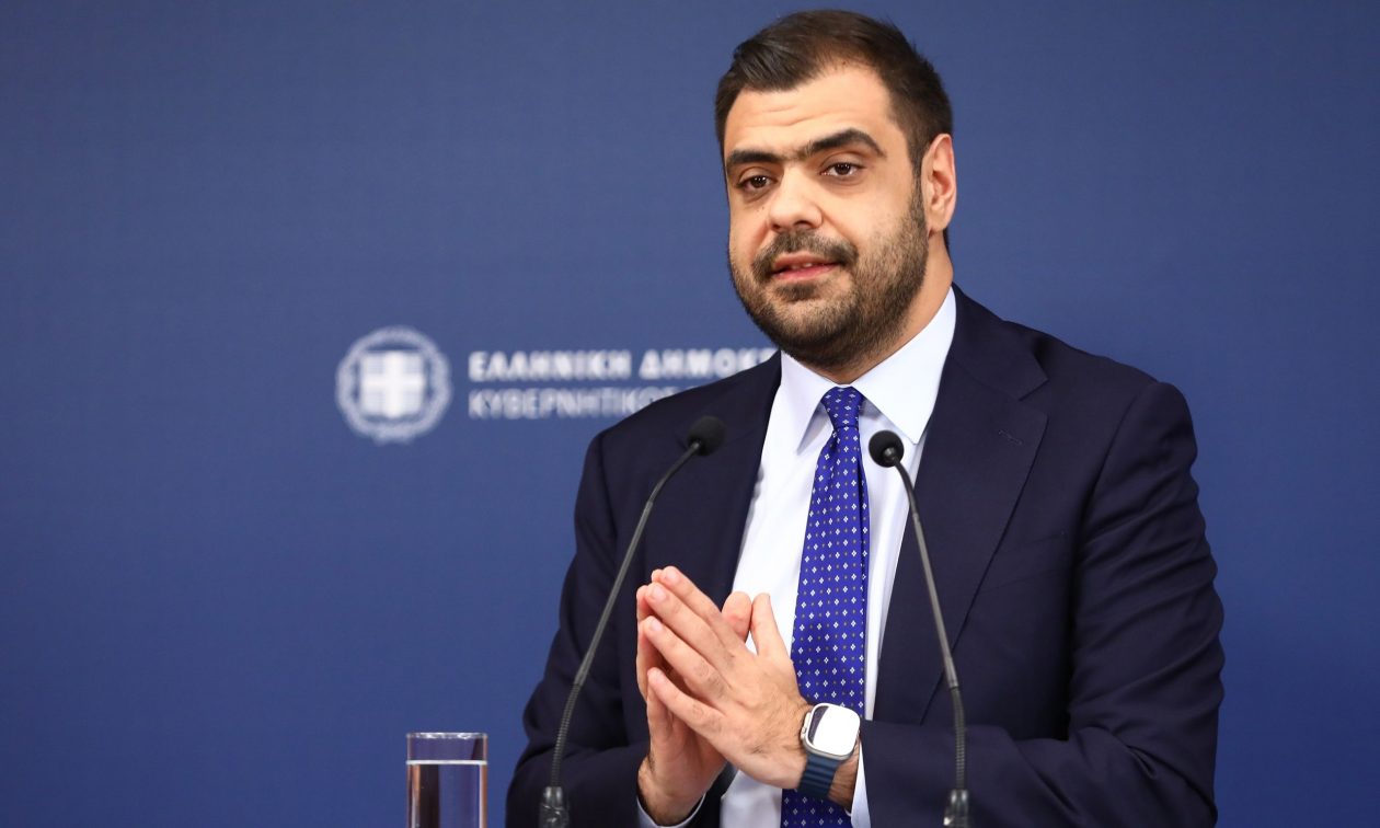 Live η ενημέρωση των πολιτικών συντακτών από τον Παύλο Μαρινάκη