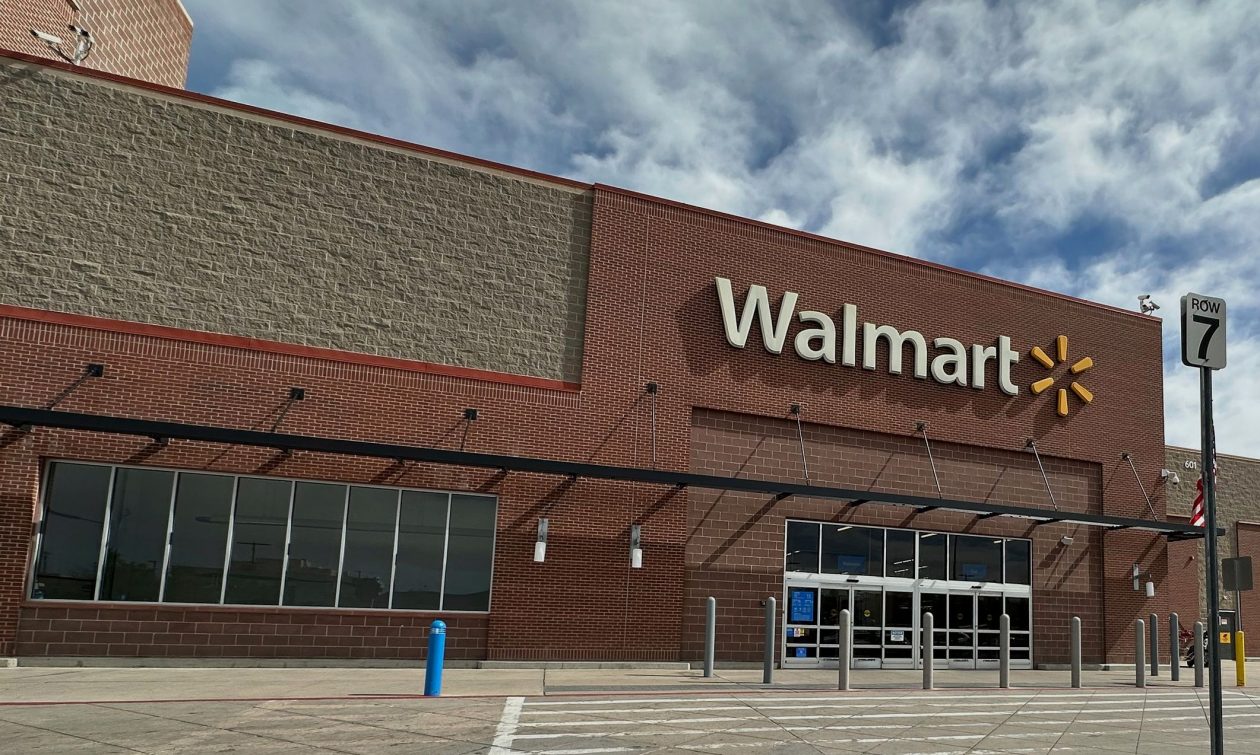 Η Walmart προειδοποιεί ότι θα αυξήσει τις τιμές μέσα στις επόμενες εβδομάδες λόγω των δασμών