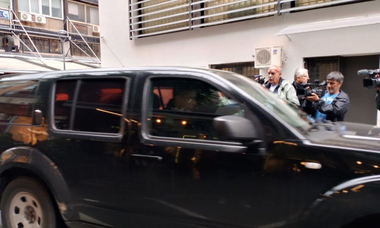 Δολοφονία 52χρονης: Έφτασε στο Δικαστικό Μέγαρο Λάρισας ο 21χρονος γιός