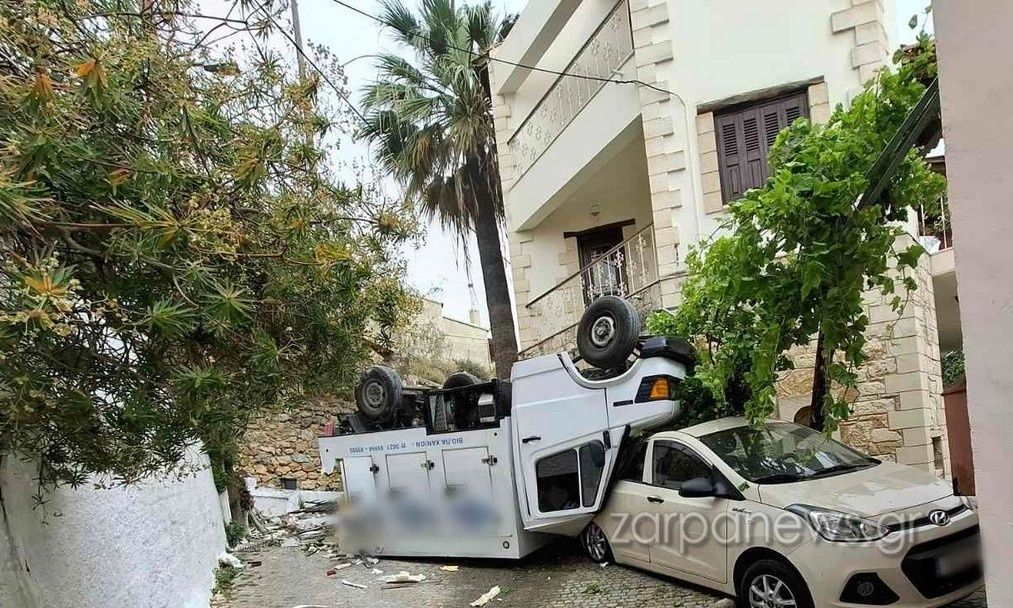 Χανιά: Φορτηγό ανετράπη και έπεσε πάνω σε σταθμευμένο όχημα – Εικόνες