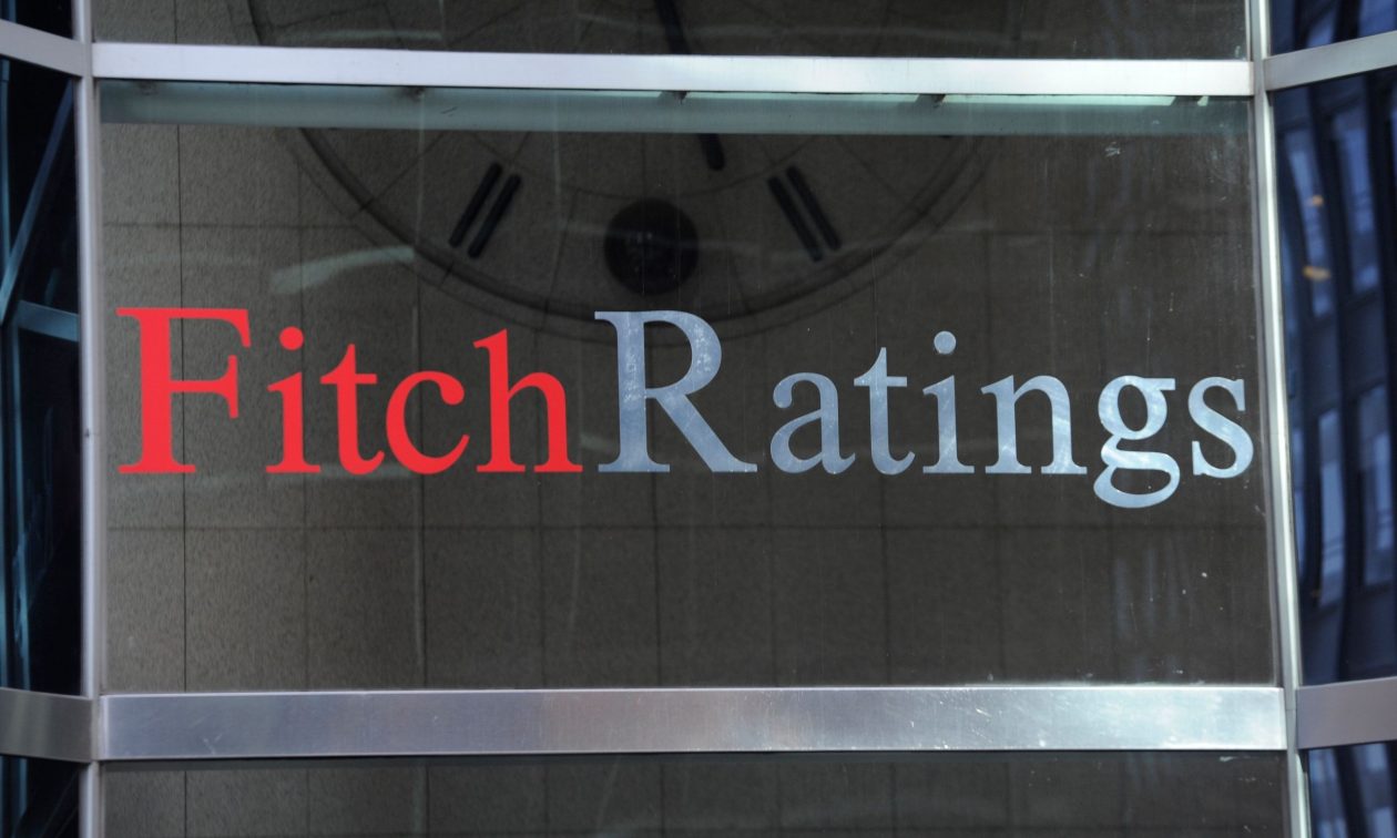 Fitch: Αναβάθμισε σε σταθερές τις προοπτικές της ελληνικής οικονομίας